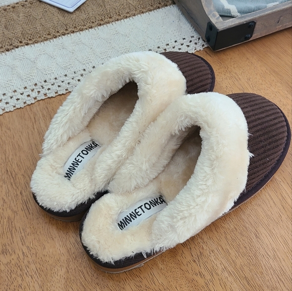 Minnetonka Plush Lined Brown Women's Slippers - Picture 3 of 8
